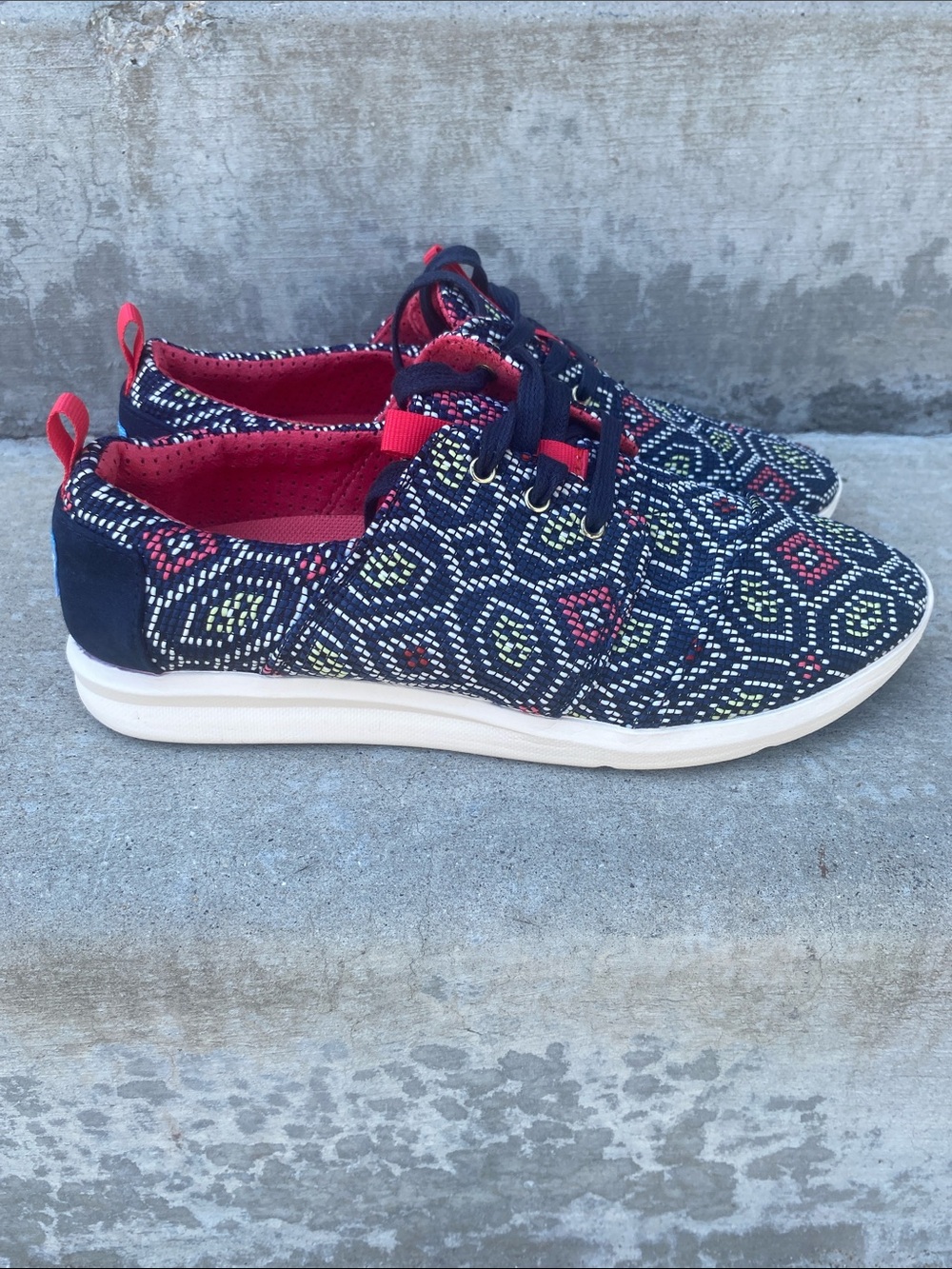 NEW TOMS SHOES SIZE 9 *READ DESCRIPTION*